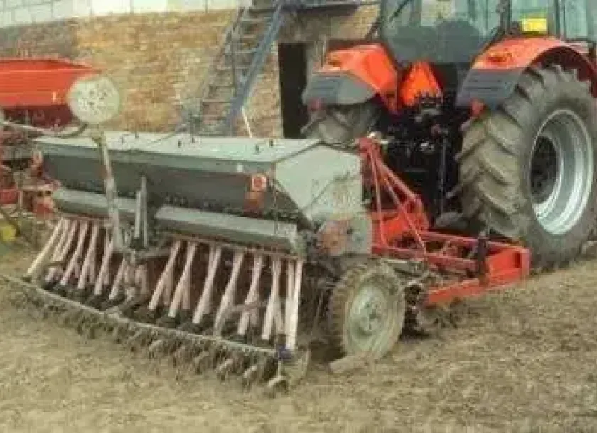 agregat uprawowo-siewny za ciągnikiem