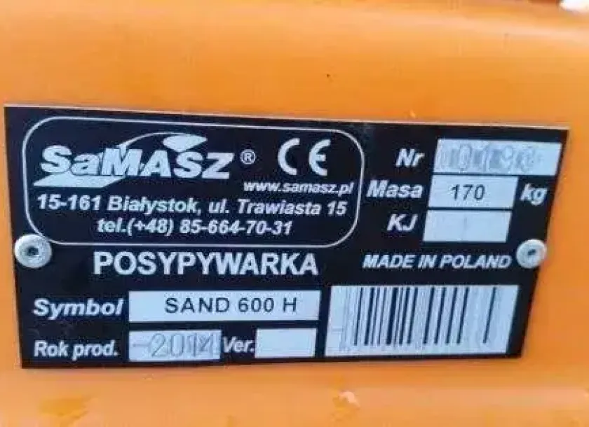 Pomarańczowa tabliczka znamionowa na czarnej posypywarce piasku i soli Samasz Sand 400