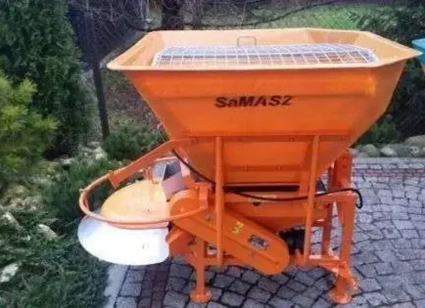 Zdjęcie boczne posypywarki piasku i soli SAND 400 