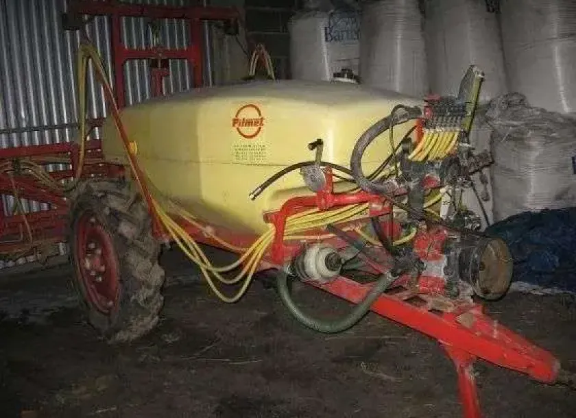 Używany OPRYSKIWACZ PILMET 1018 zdjęcie w garażu z prawej strony
