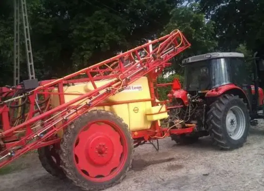 Opryskiwacz Pilmet EUROPA 2518 XL zaczepiony do ciągnika 