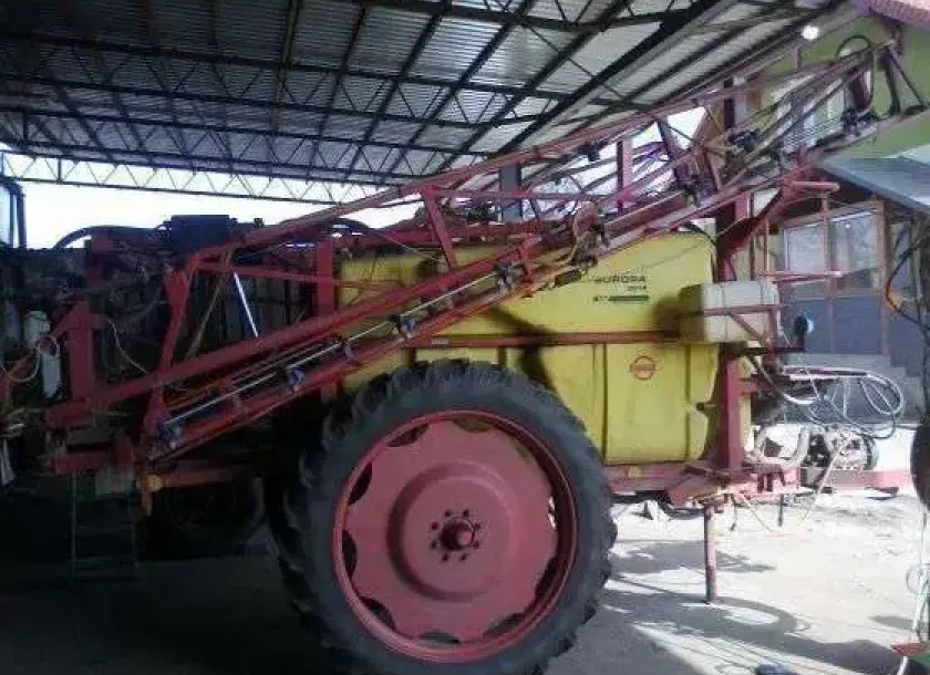 Używany Opryskiwacz Agromet Pilmet Europa 2518 2005 r zdjęcie pod wiatą garażową