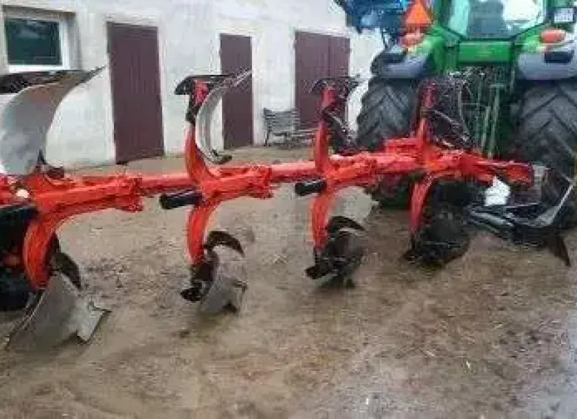 Pług obracalny użwany z ciągnikiem John Deer