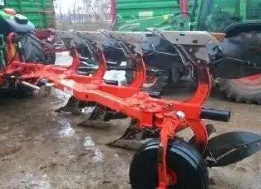 Pług używany Gregoire Besson na tle ciągnika Fend i John Deer