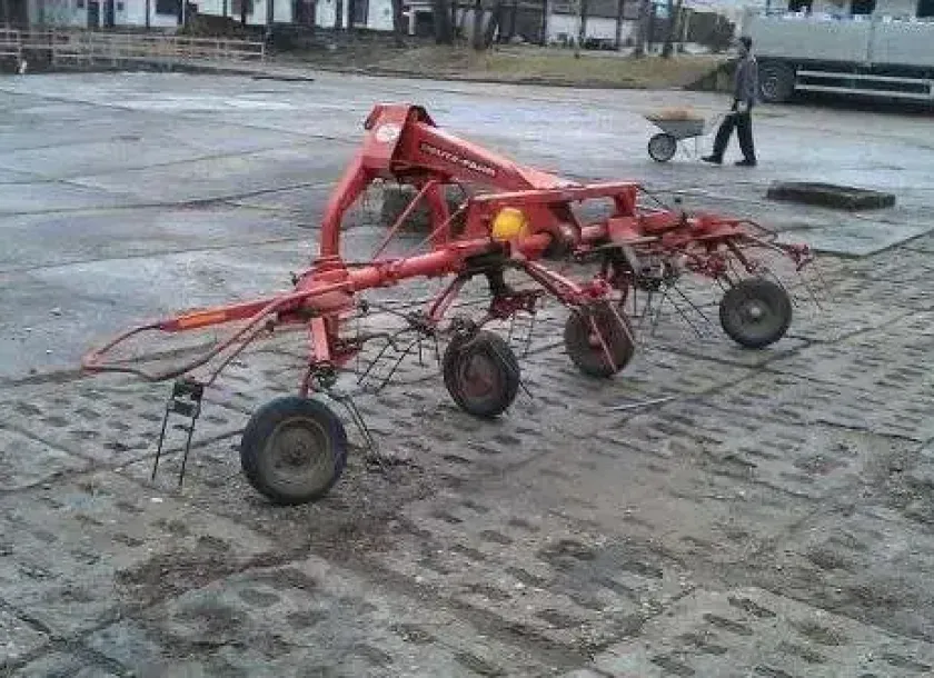 Używana Przetrząsacz zgrabiarka Deutz-Fahr  na tle utwardzone placu