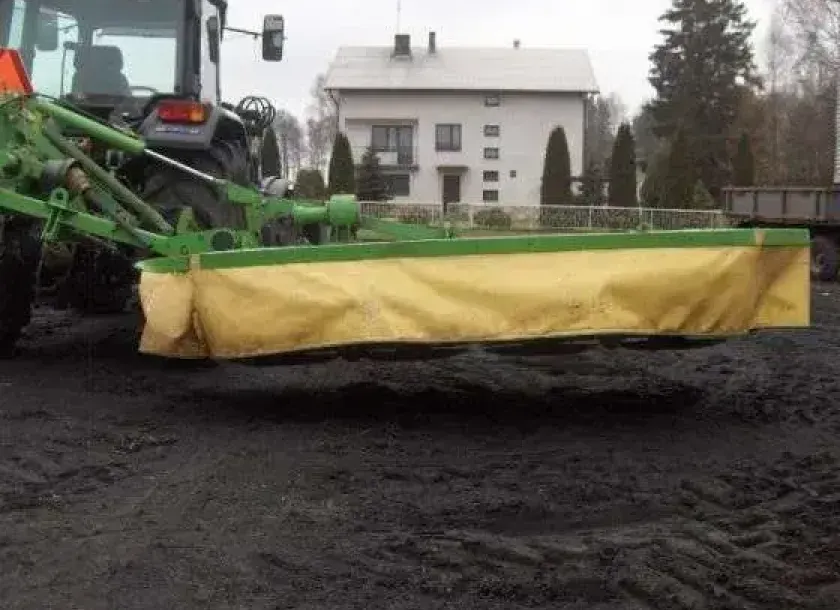 Przygotowana do pracy kosiarka 4 bębnowa Samasz zdjęcie tylne