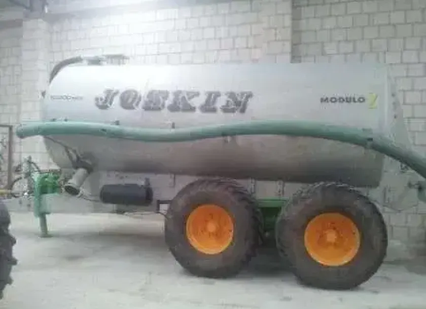 Wóz asenizacyjny Joskin Modulo II 12000 l koła koloru pomarańczowego korbanek.pl