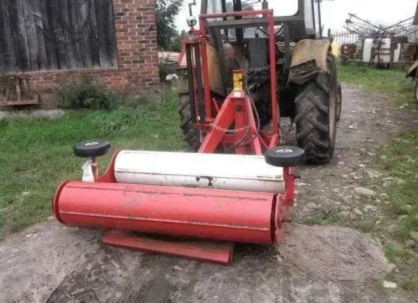 Widok z tyłu owijarki do bel Metal-fach używanej, w dobrym stanie.