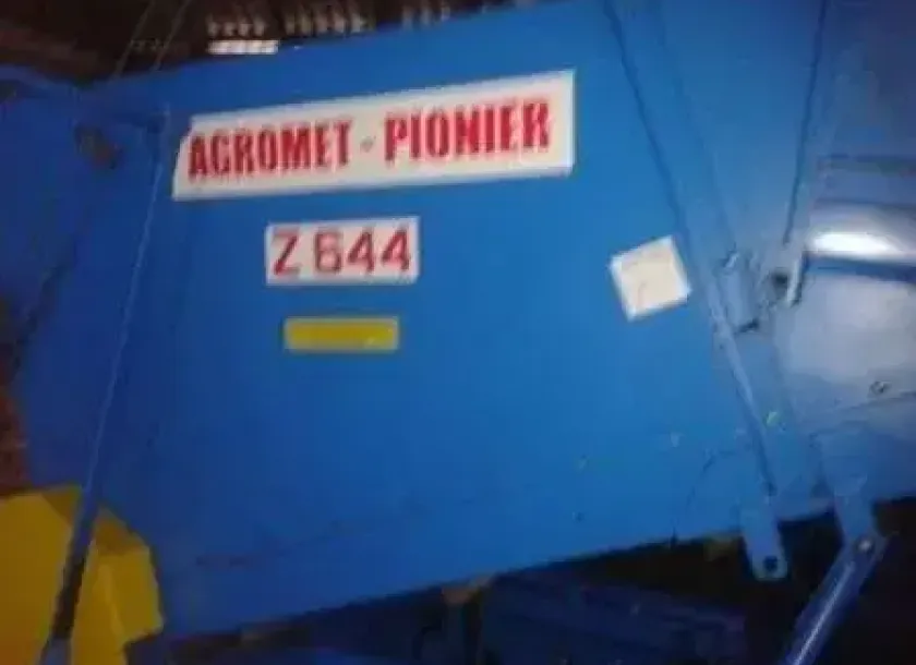 Widok zbiornika do ziemniaków w kombajnie ANNA Z-644 używany rok produkcji 2005 korbanek.pl