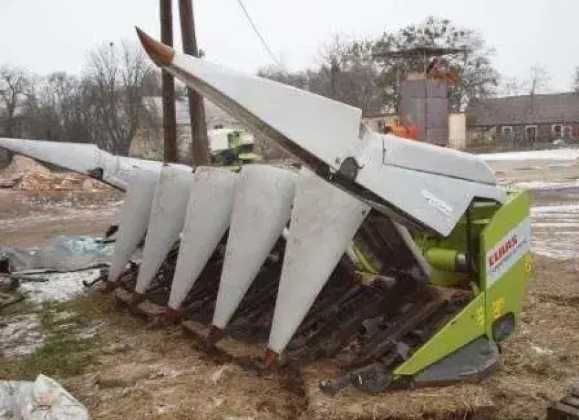 Używany Przystawka do kukurydzy Claas Conspeed 6-75 składana w tle budynek