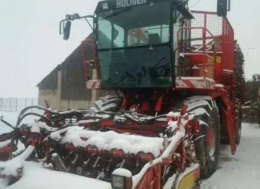 Używany kombajn do buraków Holmer 6-rzędowy rok produkcji 1999 widok maszyny z boku w śniegu korbanek.pl