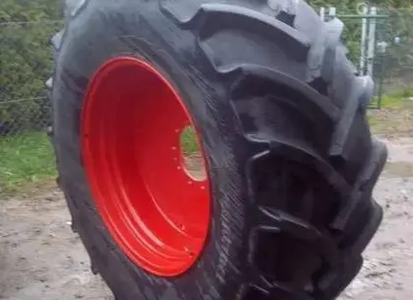 Opona Continental z czerwoną felgą przystosowana do ciągnika Fendt 930 