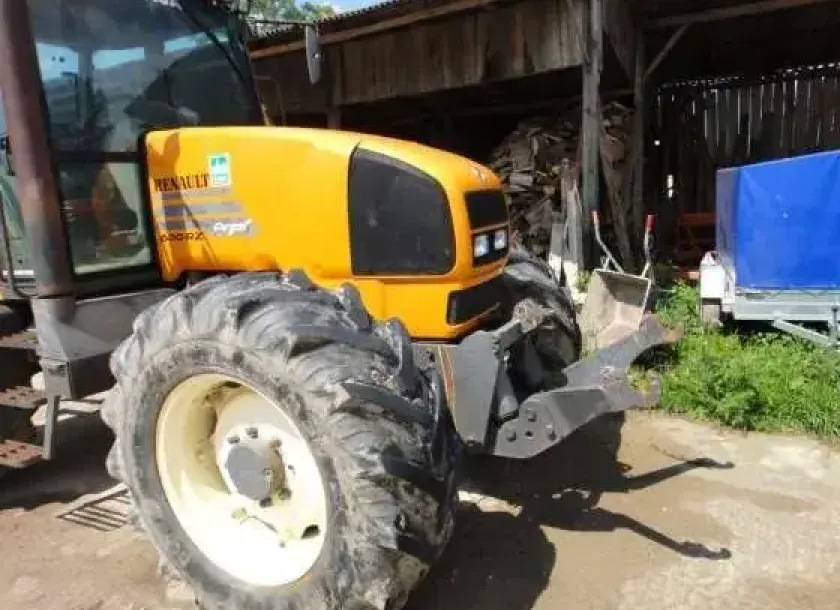 Ciągnik rolniczy Claas Renault Ares 630 RZ wyposażony w przedni TUZ i WOM