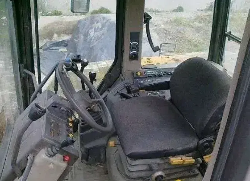 Kierownica, siedzenie operatora, panel sterowania ciągnika Renault 155.54