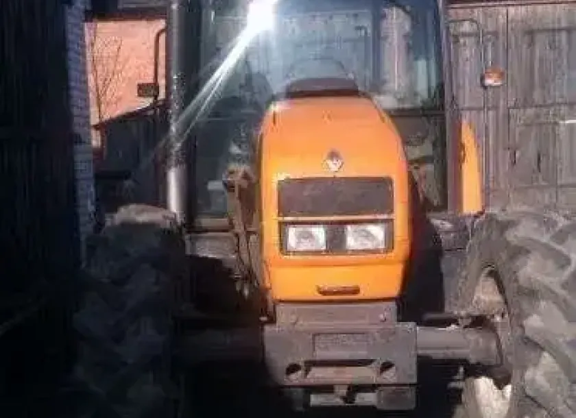 Używany żółty zadbany ciągnik rolniczy Renault Ares 550 RX