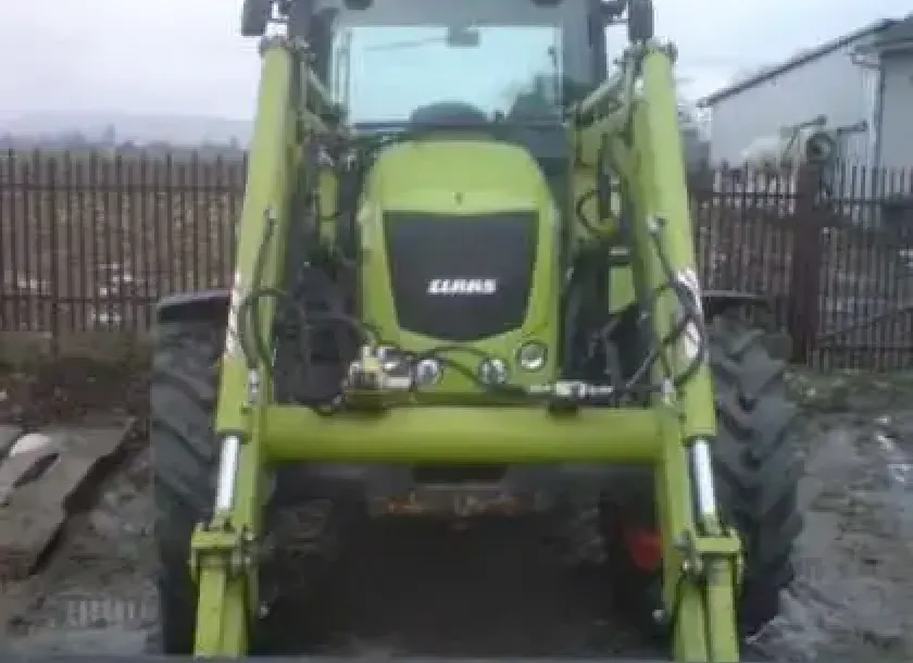 Ciągnik Claas Axos 330C wyposażony w 4 cylindrowy silnik o pojemności 4,4 litry z założonym ładowaczem