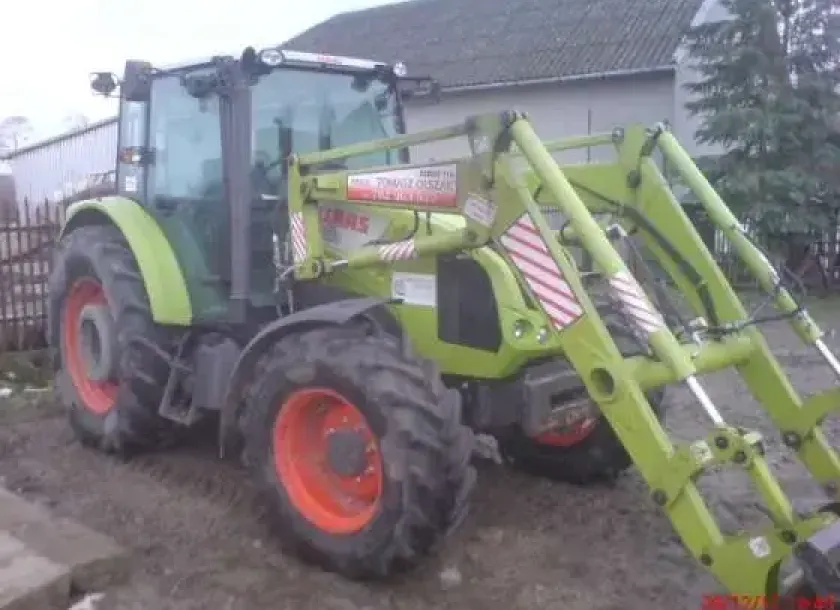 Claas Axos 330C traktor z ładowaczem o mocy 90 KM