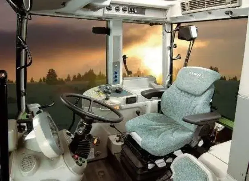 Wnętrze komfortowej kabiny ciągnika Fendt 312 Vario 