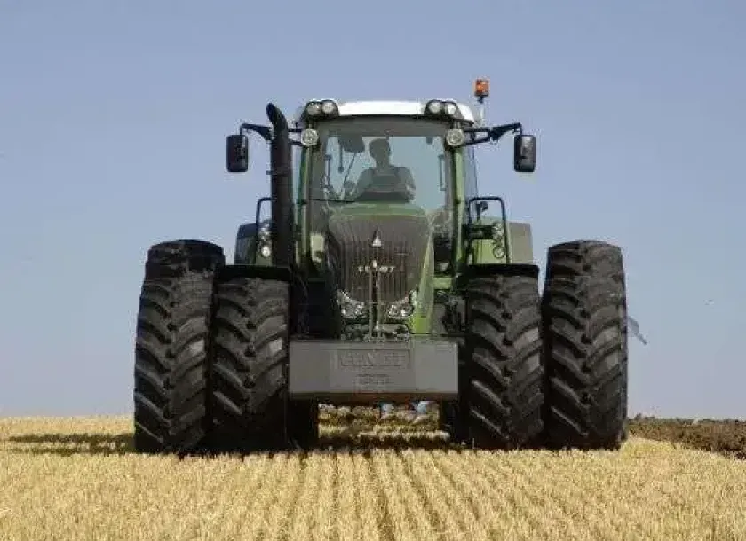 Używany niemiecki ciągnik rolniczy Fendt 927 Vario z kołami biźniaczymi podczas pracy w polu 