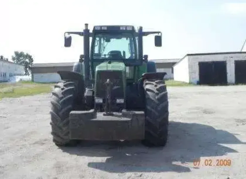 Zamontowany na ciągniku Fendt 926 Favorit obciążnik przedni widok na przód ciągnika 