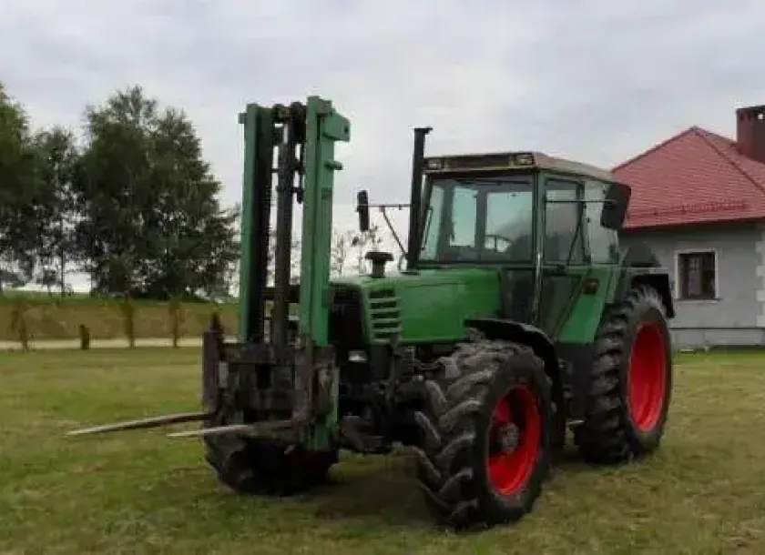 Traktor używany rolniczy Fendt 312 z uniesionym nośnikiem