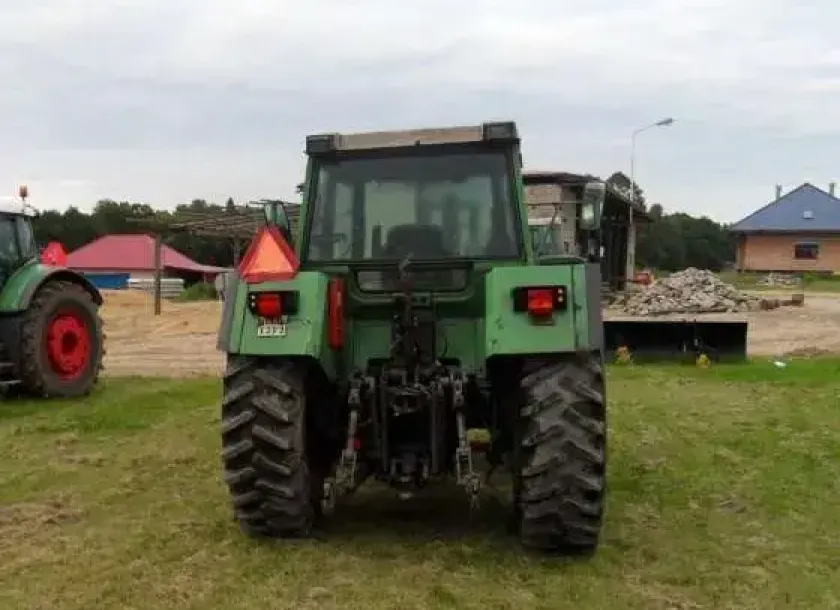 Używany ciągnik rolniczy Fendt 312 widok na tył pojazdu zaprezentowany w gospodarstwie