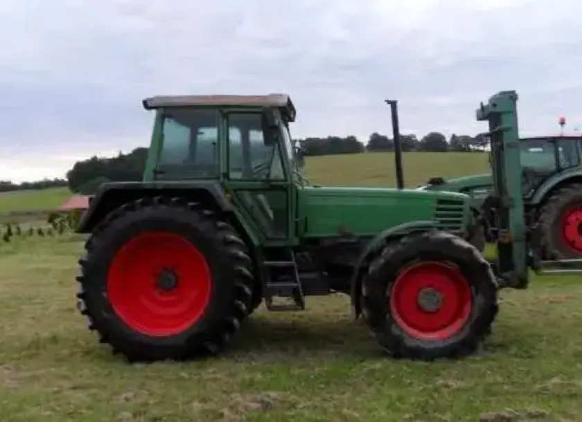 Używany ciągnik rolniczy Fendt 312 LSA z 1994 roku z zamontowanym naośnikiem palet 