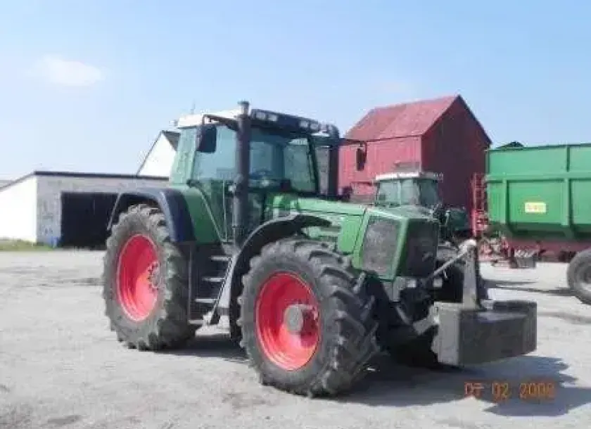 Prawy bok nimieckiego ciągnika Fendt 926v Favorit z zamontowanym obciążnikiem przednim 