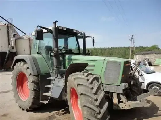 Prawy bok używanego ciągnika niemieckiego producenta Fendt 824 Favorit 