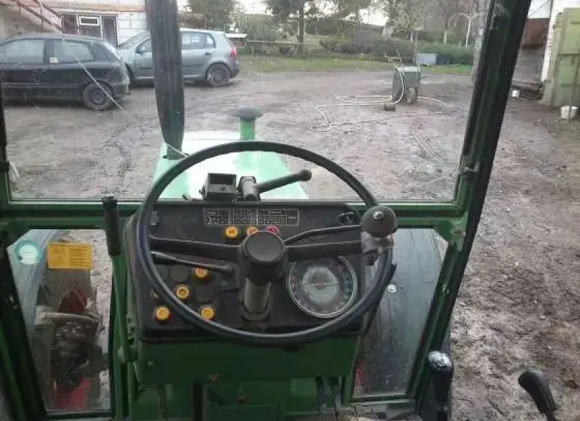 Zadbane wnętrze używanego ciągnika Fendt 309 widok na kierownicę o
