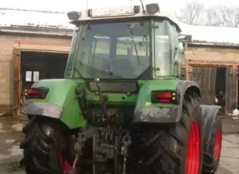 Tył używanego ciągnika rolniczego niemieckego producenta Fendt seria 511 