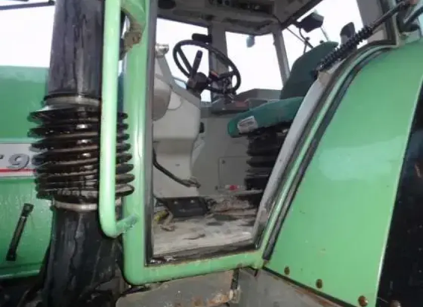 Kierownica i siedzenie kierowcy we wnętrzu kabiny używanego ciągnika rolniczego Fendt 926 