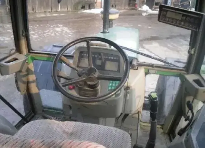 Kabina ciągnika rolniczego Fendt 511 widok na kierownicę i deskę rozdzielczą 