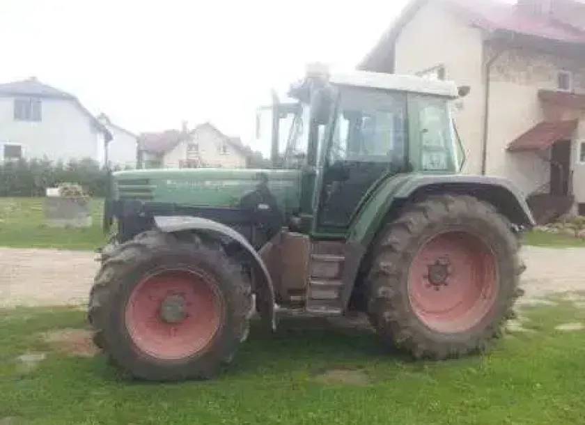 Ciagnik marki Fendt seria 312 wyposażony w ladowacz Stoll widok na lewy bok ciągnika 