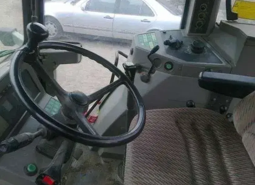 Wnętrze niemieckiego ciągnika Fendt 512 komfortowe siedzenie kierowcy i kierownica
