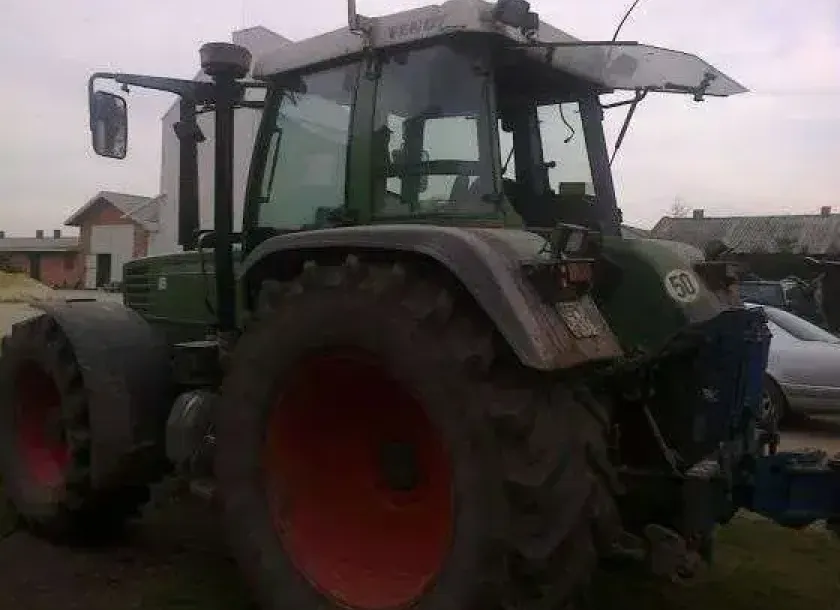 Otwarta tylna szyba w używanym ciągniku Fendt 512 