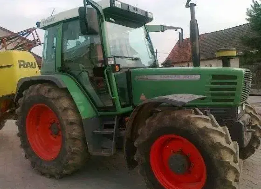 Używany traktor rolniczy marki Fendt model 309 z zamontowanym opruskiwaczem firmy RAU