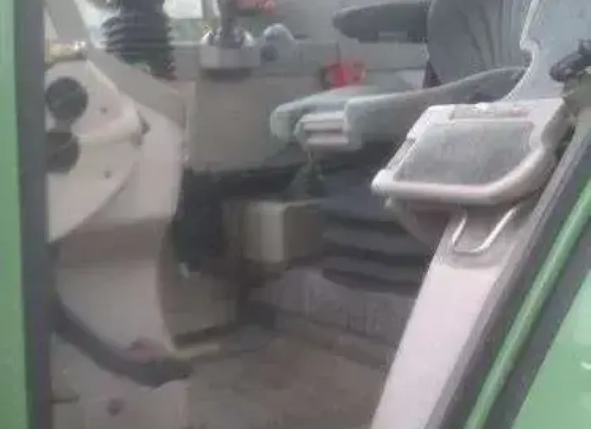 Wnętrze komfortowej kabiny w ciągniku rolniczym Fendt 412 Vario widok na kierownicę i siedzenie kierowcy 