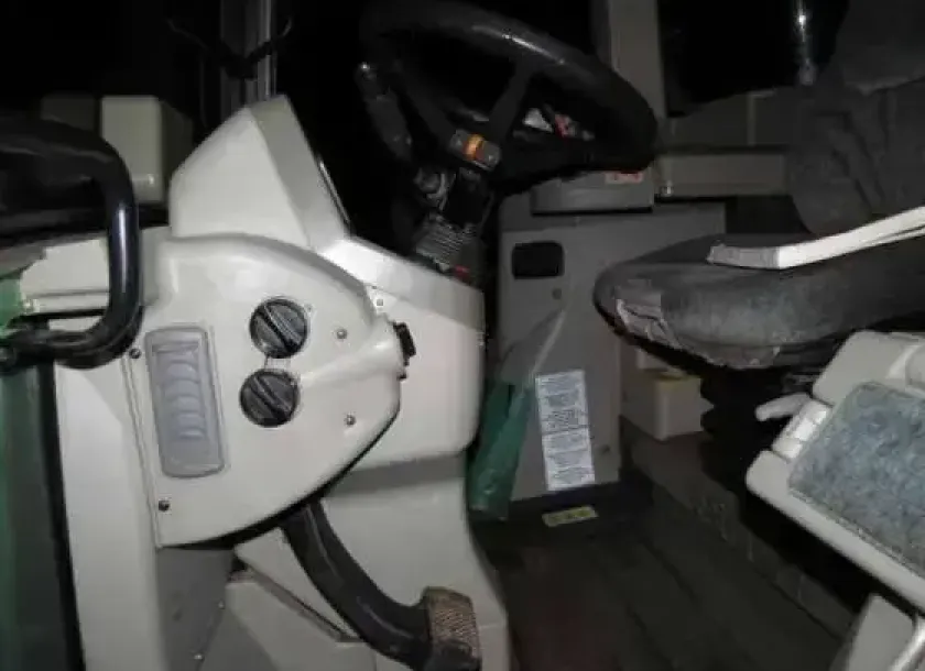 Siedzenie operatora oraz kierownica używanego traktora Fendt 414 Vario z 2009 roku 