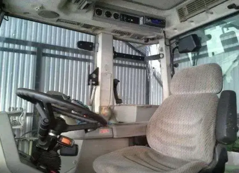 Wnętrze używanego ciagnika rolniczego Fendt  926 widok na kierownicę i siedzenie operatora 