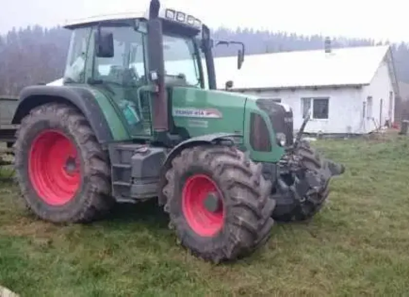 Używany Fendt 414 Vario z 2009 roku  z zaczepioną przyczepą zaprezentowany w gospodarstwie 
