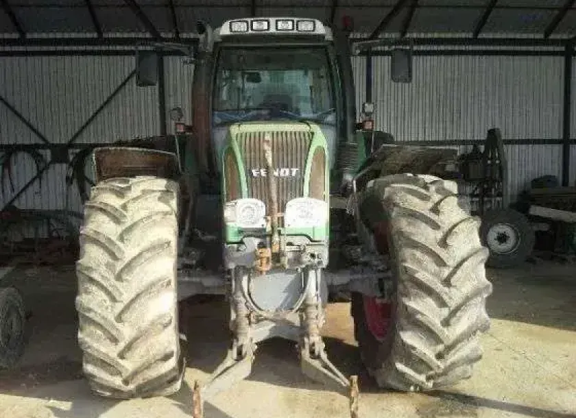 Używany ciągnik rolniczy Fendt 926 Vario garażowany widok na przód pojazdu 