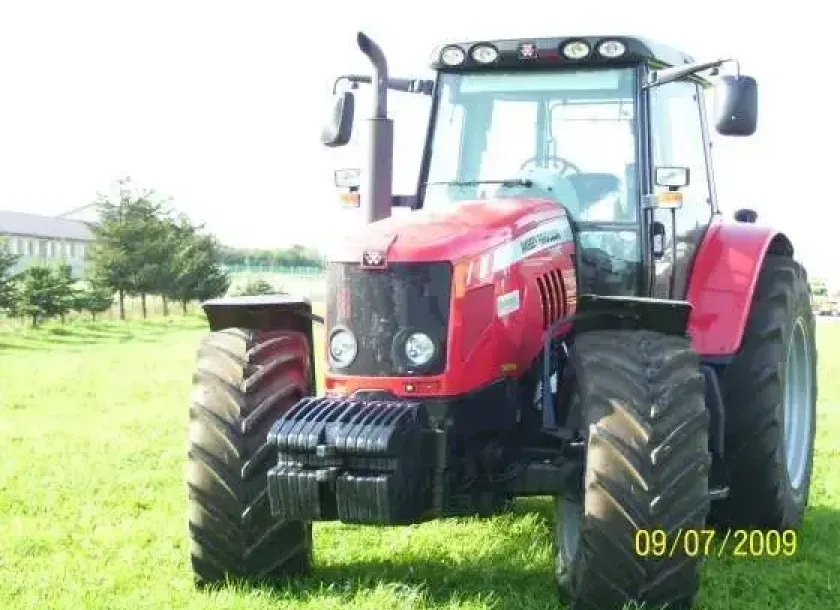 Ciągnik Massey Ferguson 7480 z przednim obciążnikiem