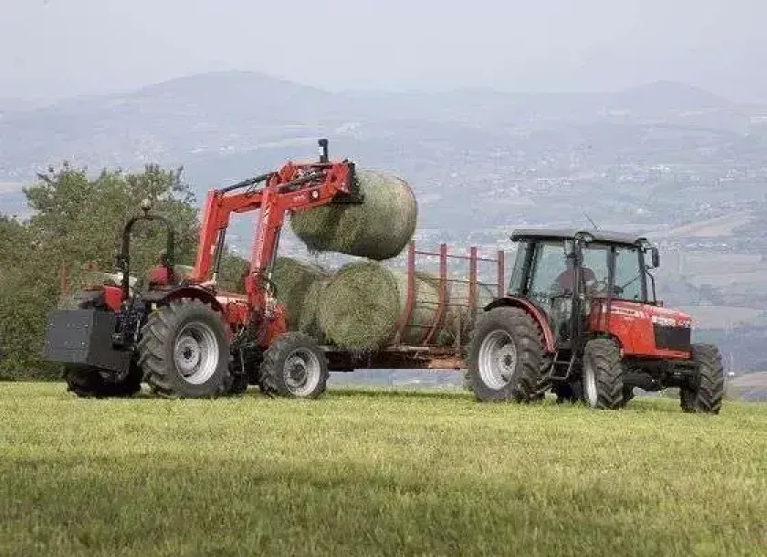 Massey Ferguson 3625 podczas załadunku balotów słomy