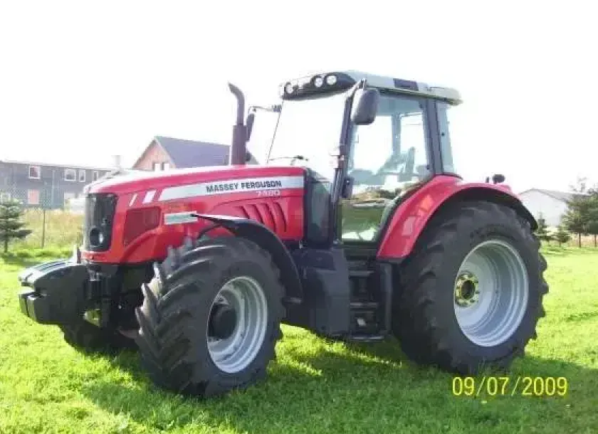 Ciągnik rolniczy MF 7480 167 KM z 2011 roku na polu