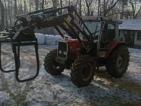 Ciągnik rolniczy Massey Ferguson 3060 z ładowaczem i chwytakiem korbanek używane maszyny rolnicze