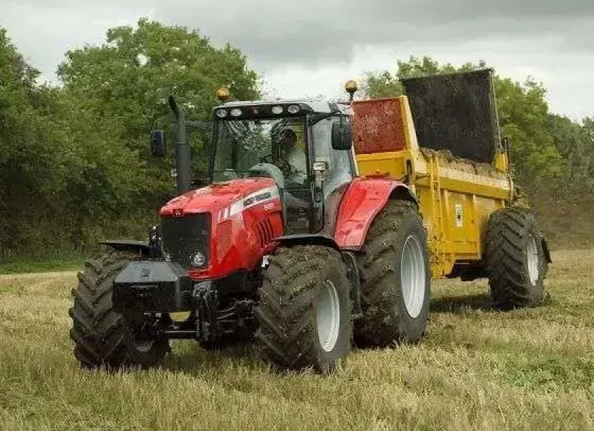 Ciągnik Rolniczy MF 6475 z obciążnikiem przednim