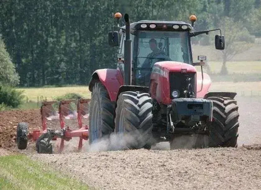 Pokazowy ciągnik rolniczy do MF 6475 w okazyjnej cenie