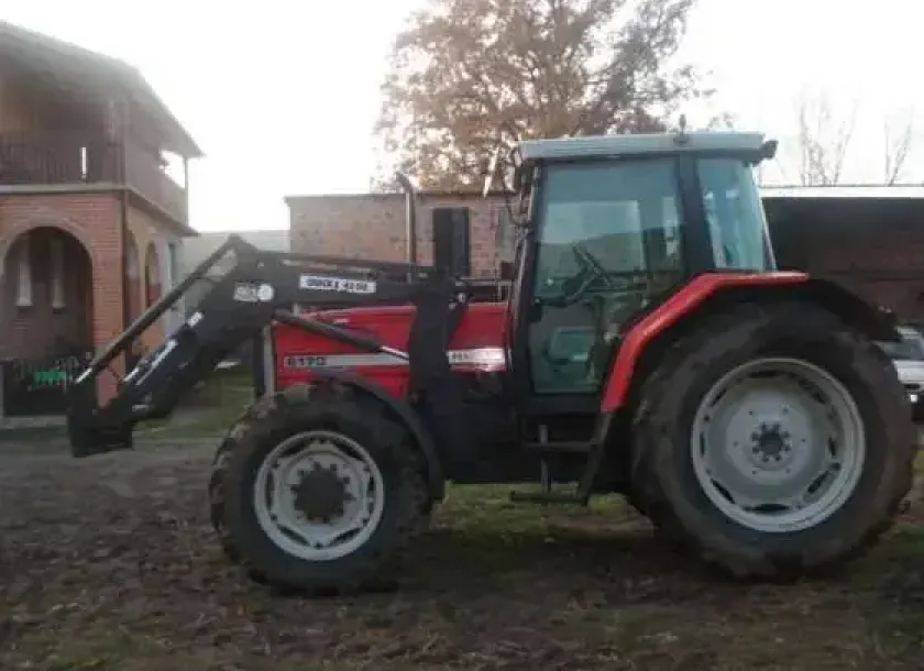Ciągnik Massey Ferguson 6170 z ładowaczem czołowym