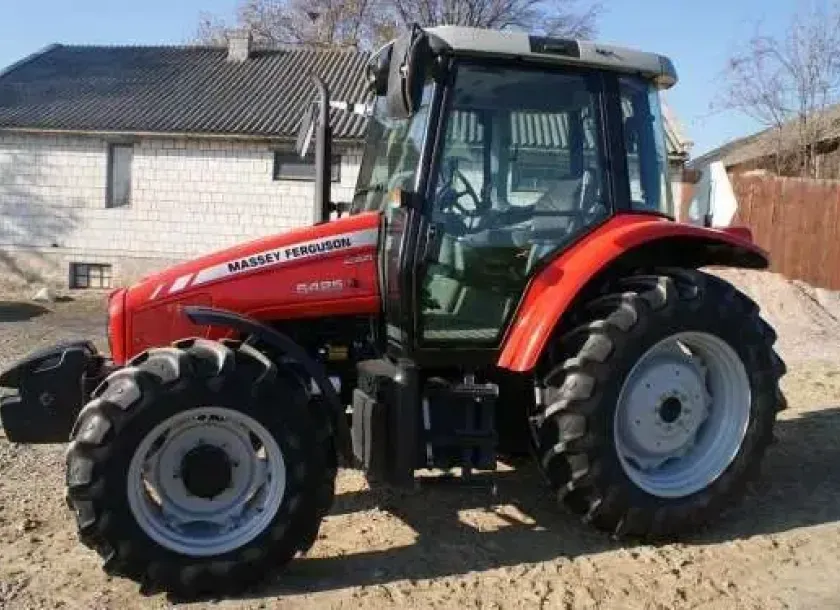 Ciągnik rolniczy Massey Ferguson 5425 ujęcie na bok